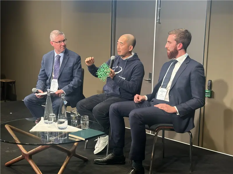Technology specialists discussing carbon capture solutions during the Forum